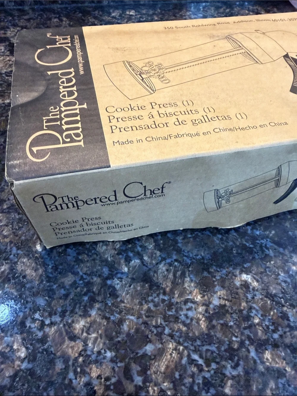 The Pampered Chef White Cookie Press with 16 Decorative Discs